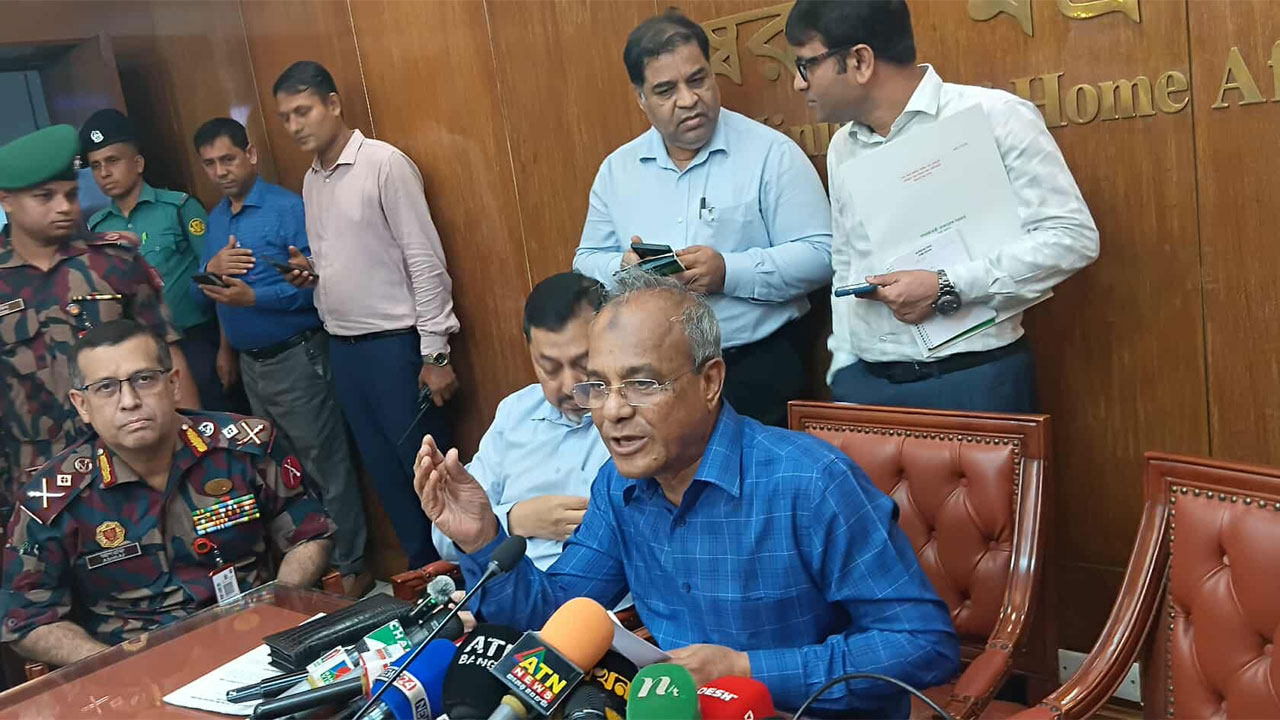 ঢাকার বাইরে এখনো মব জাস্টিস চলছে : স্বরাষ্ট্র উপদেষ্টা