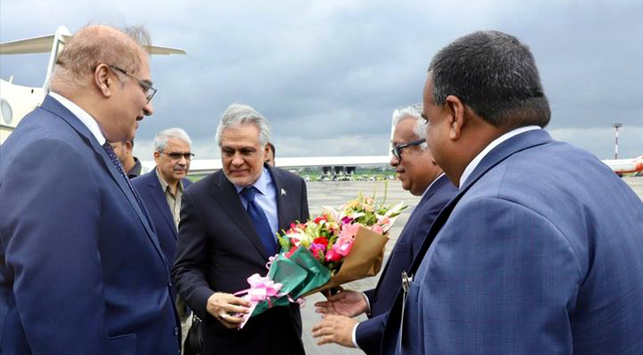 ঢাকায় পৌঁছেছেন পাকিস্তানের পররাষ্ট্রমন্ত্রী