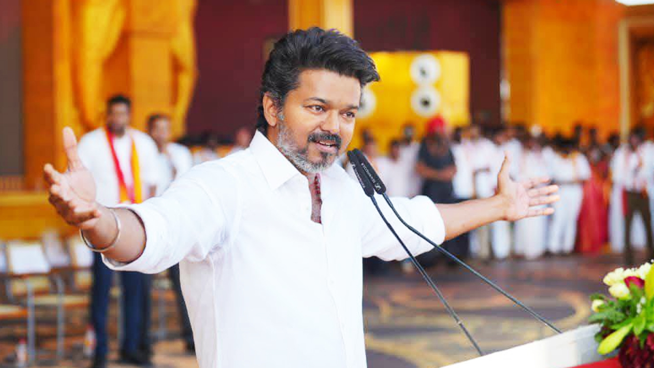 সিনেমা থেকে যেভাবে জনতার নায়ক হলেন থালাপতি বিজয়