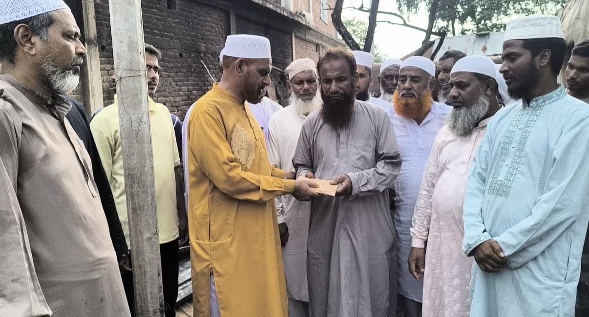 নওগাঁয় অগ্নিকাণ্ডে সর্বস্ব হারানো আলতাফকে জামায়াতের আর্থিক অনুদান
