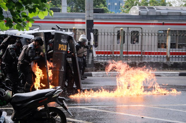 ইন্দোনেশিয়ায় সাংসদদের বেতন-ভাতা কমানোর দাবিতে রাজপথে শিক্ষার্থীদের বিক্ষোভ