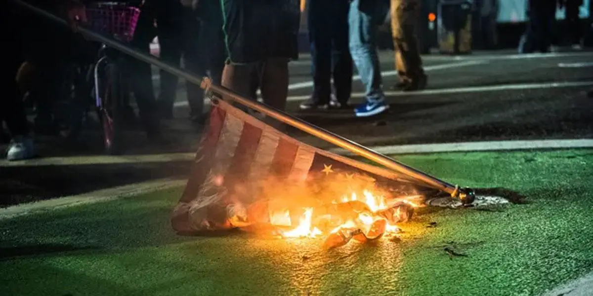 যুক্তরাষ্ট্রের পতাকা পোড়ালে ১ বছরের জেল, ভিসা বাতিল