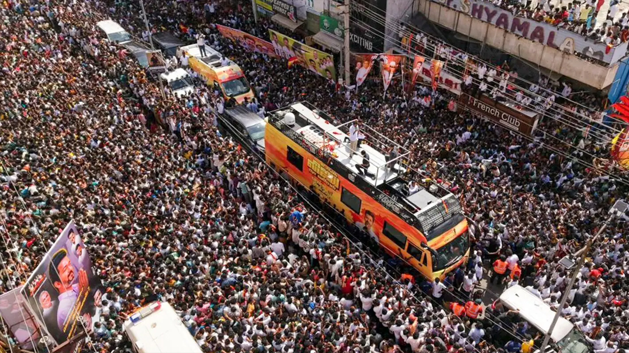 থালাপতি বিজয়ের জনসভায় পদদলিত হয়ে নিহতের সংখ্যা বেড়ে ৩৯