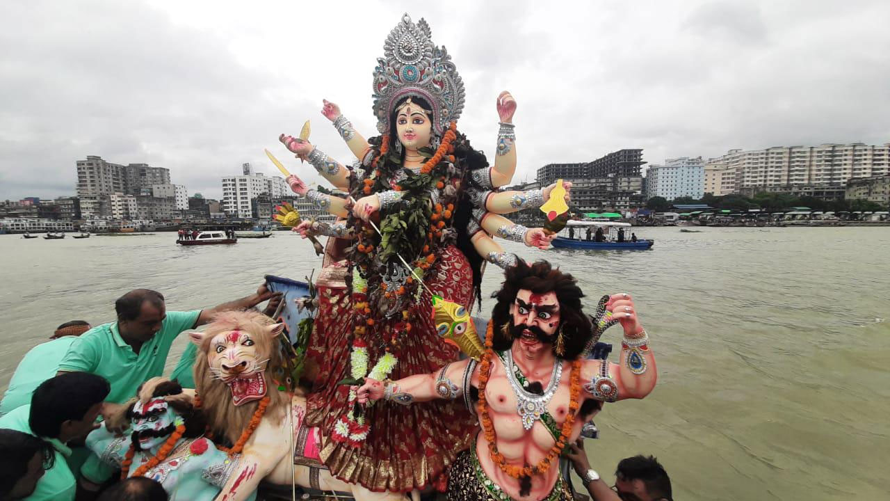 বিসর্জনের মধ্য দিয়ে শেষ হলো শারদীয় দুর্গোৎসব