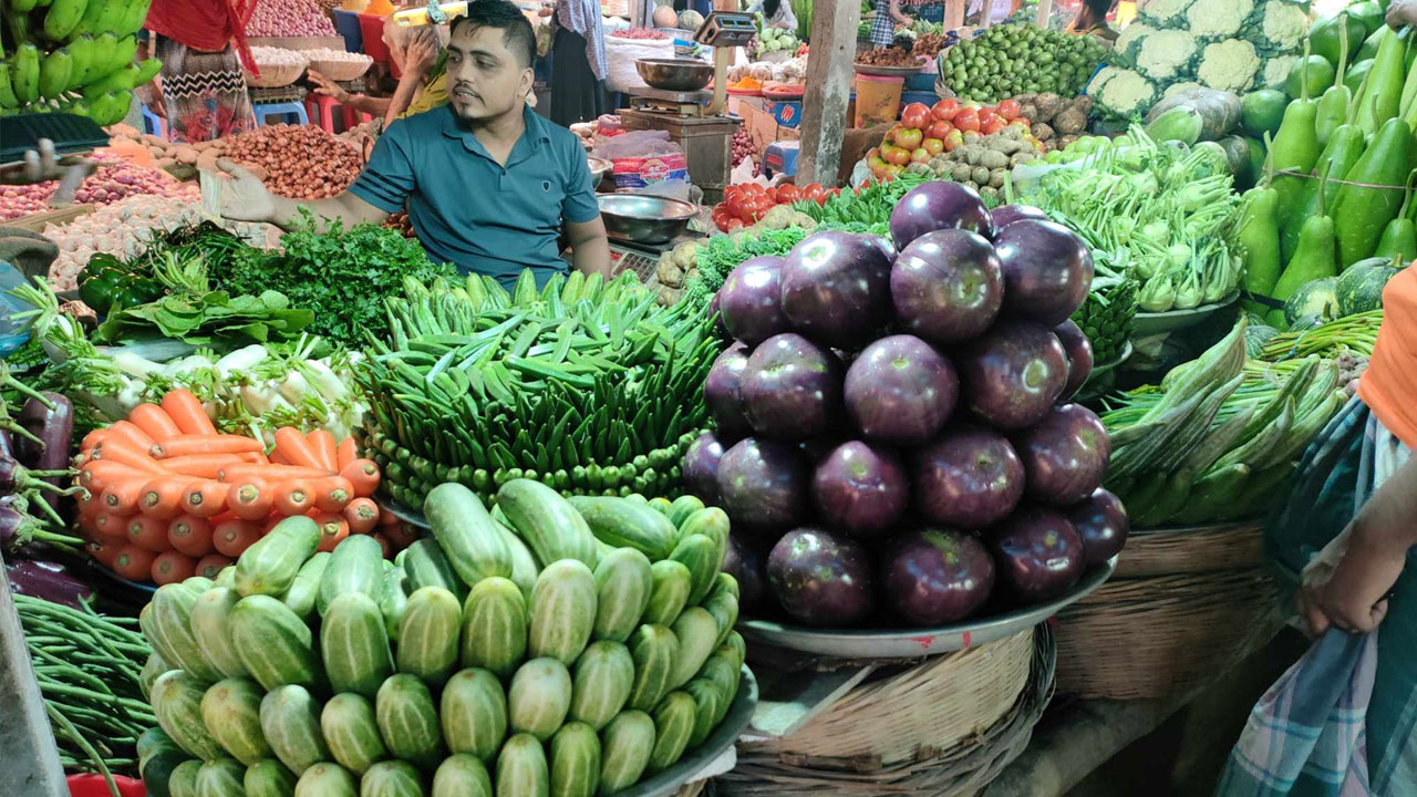 বৃষ্টির প্রভাব বাজারে: বাড়তি দামে সবজি, কাঁচামরিচ ৪০০