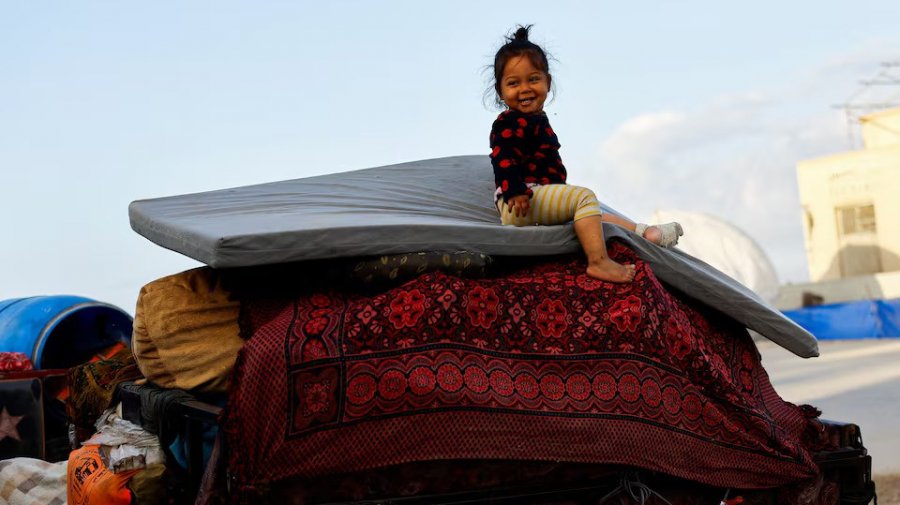 ইসরায়েলি সেনা প্রত্যাহার শুরু, ধ্বংসস্তূপে ফিরছে গাজার মানুষ