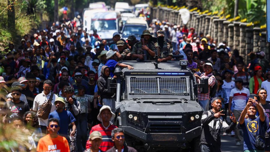 জেন-জি বিক্ষোভে দেশ ছাড়লেন মাদাগাস্কারের প্রেসিডেন্ট