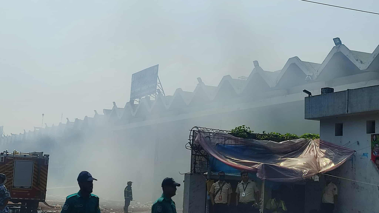 কার্গো ভিলেজে আগুন : ২১ ঘণ্টা পরও ধ্বংসস্তূপ থেকে উড়ছে ধোঁয়া