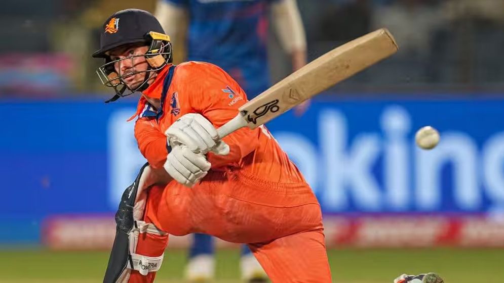 টি-টোয়েন্টিতে এক ব্যাটারের একাই  ২৩ ছক্কায় দলীয় ২২৯! 