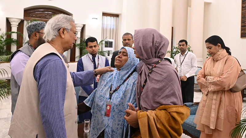 প্রধান উপদেষ্টার সঙ্গে গুলিবিদ্ধ ওসমান হাদির পরিবারের সাক্ষাৎ