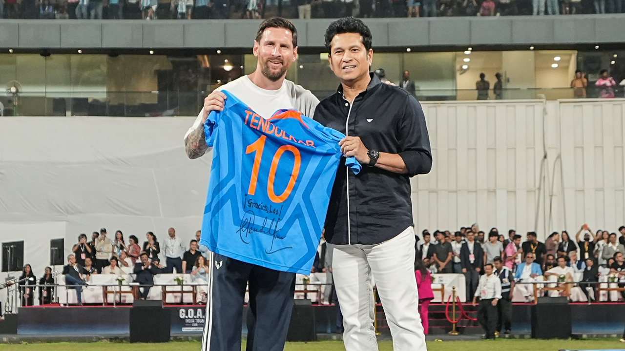 এক ফ্রেমে ক্রিকেট ঈশ্বর ও ফুটবল জাদুকর