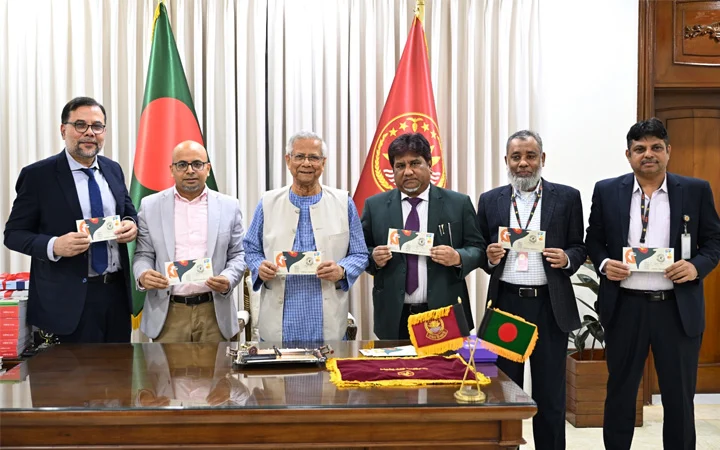 বিজয় দিবস উপলক্ষে স্মারক ডাকটিকিট অবমুক্ত করলেন: প্রধান উপদেষ্টা