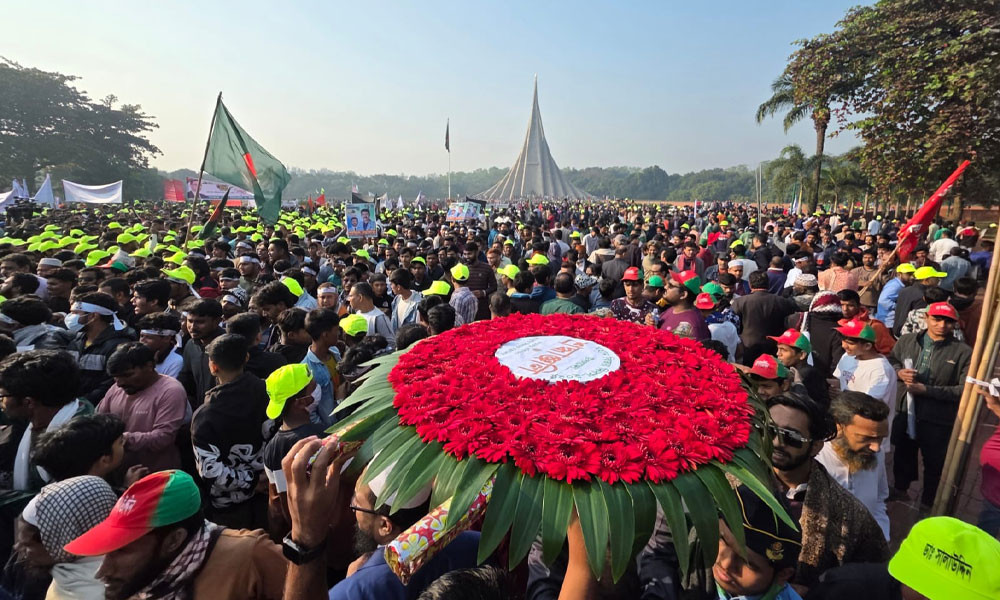 মুক্তিযুদ্ধের স্মৃতির প্রতীক জাতীয় স্মৃতিসৌধে মহান বিজয় দিবসে মানুষের ঢল নেমেছে