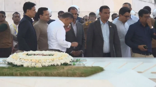 বাবার কবর জিয়ারত করার সময় অশ্রুসিক্ত তারেক রহমান