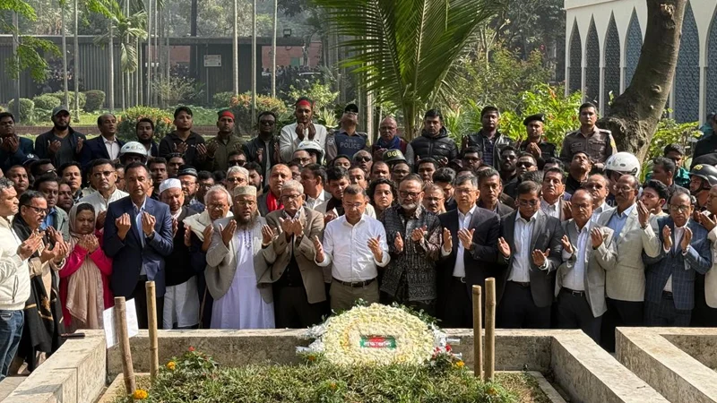 ওসমান হাদি ও জাতীয় কবির কবর জিয়ারত করলেন তারেক রহমান